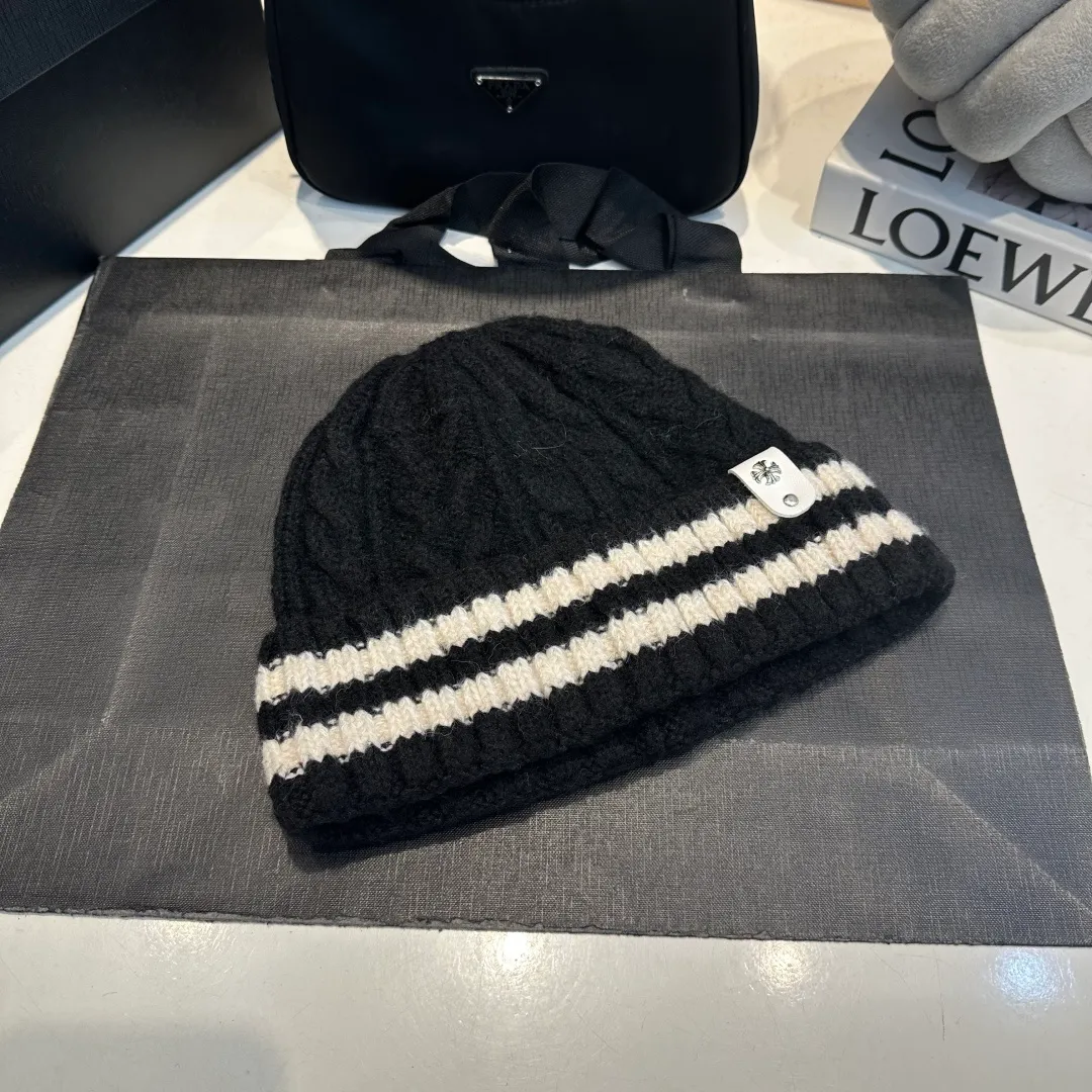 P60 Crow Heart Autumn and Winter Wool Knitted Beanie This must be the favorite of minimalism. It is clean, neat, fashionable and versatile, and will definitely not be picky about your face shape! A fashionable classic that lasts forever! Fashionable black and white can be purchased together!
